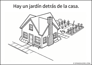 Hay un jardín detrás de la casa